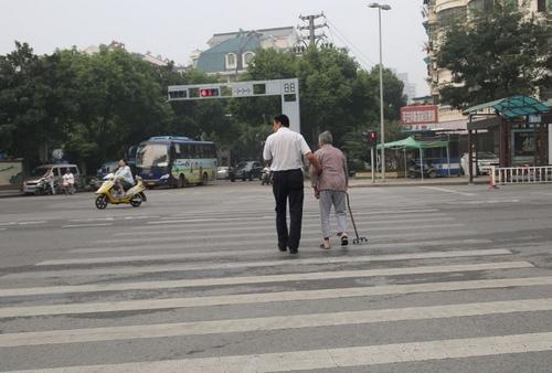 有个视频是一个老人过马路，过斑马线，国人都不帮老人，是2个外国人不顾一切的搀扶老人，这是什么一回事？如何搀扶老人