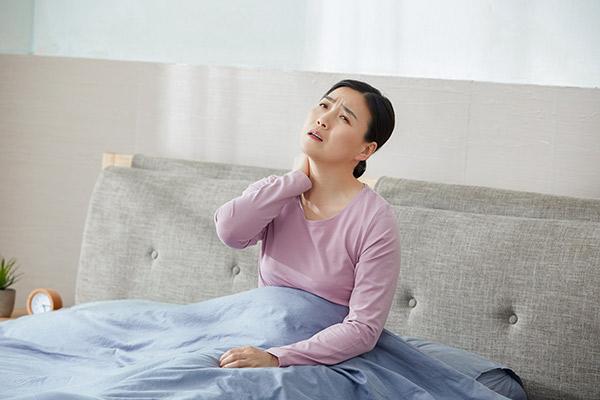 女生说落枕了该怎么回复？落枕后如何睡觉