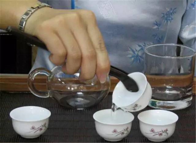 泡茶时，先往茶杯里加水然后放茶叶？置茶时该如何选择投茶方式