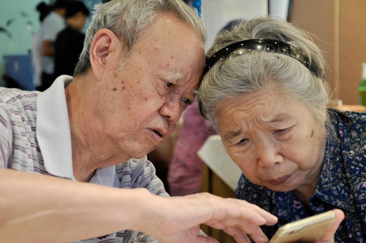 奶奶93岁,老年痴呆严重,白天晚上都不睡,骂人打东西,撕被子衣服,屎尿都拉？老年痴呆如何形成的