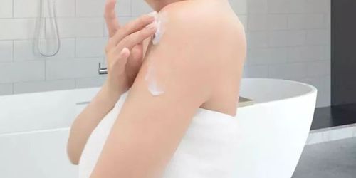 身体乳使用方法与步骤？如何在乳?^上穿?